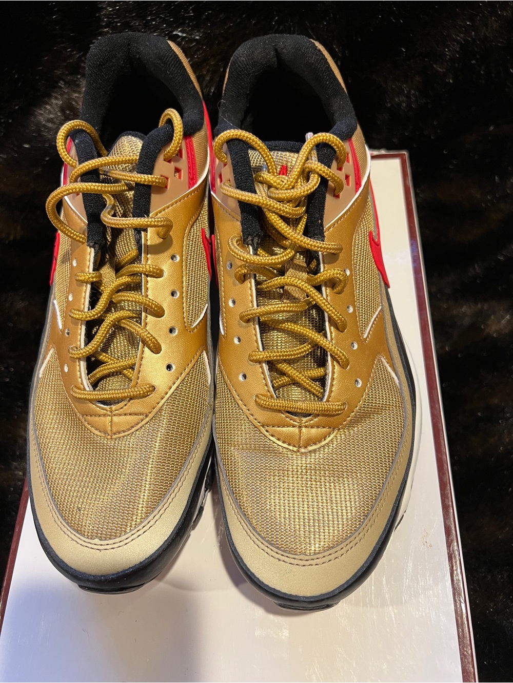 Nike Men's Gold and Red Low-Top Sneakers